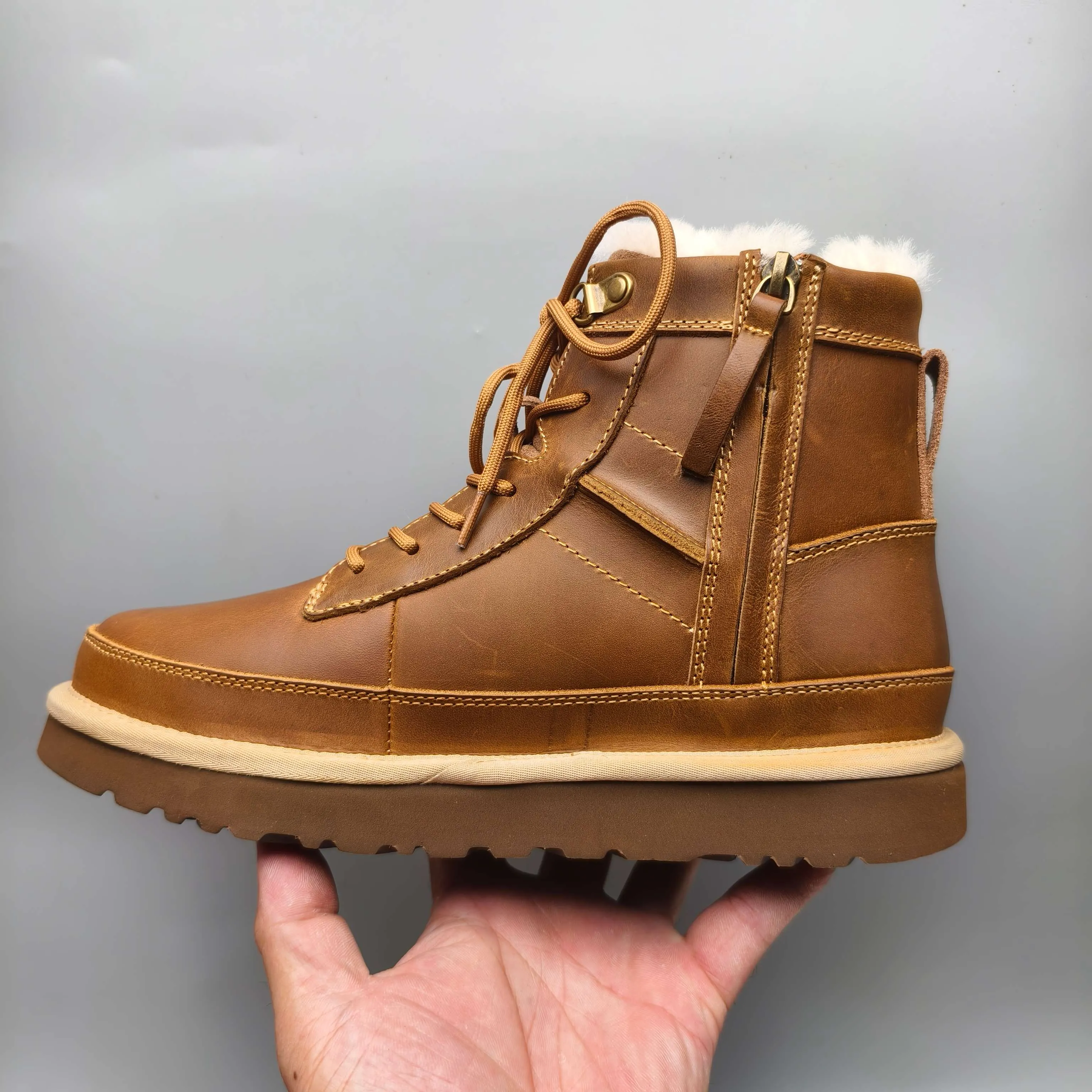 💰720 UGG sheepskin all-in-one snow boots 4580 mid-top patent leather lace-up side zipper men's color matching: black maroon matching code: 39-45